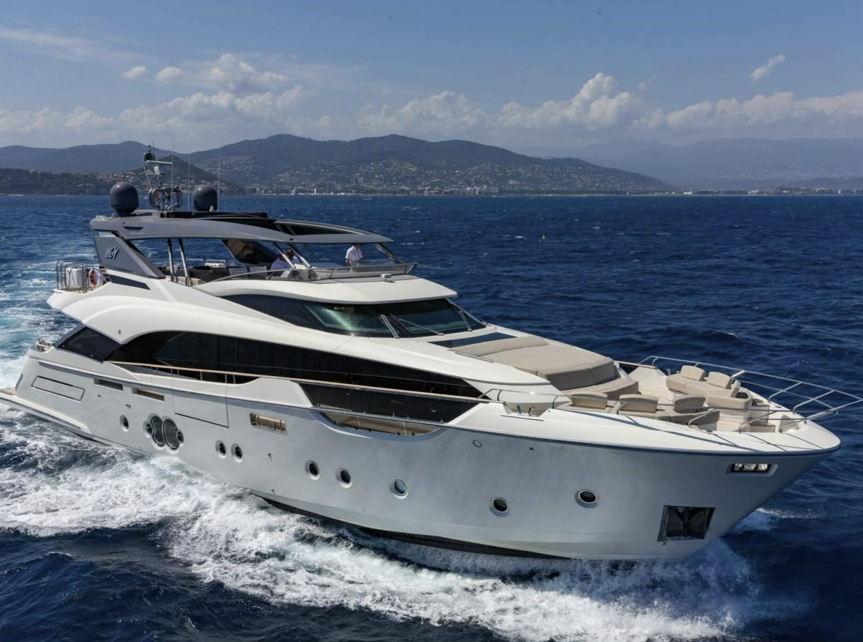 Yacht de luxe en mer