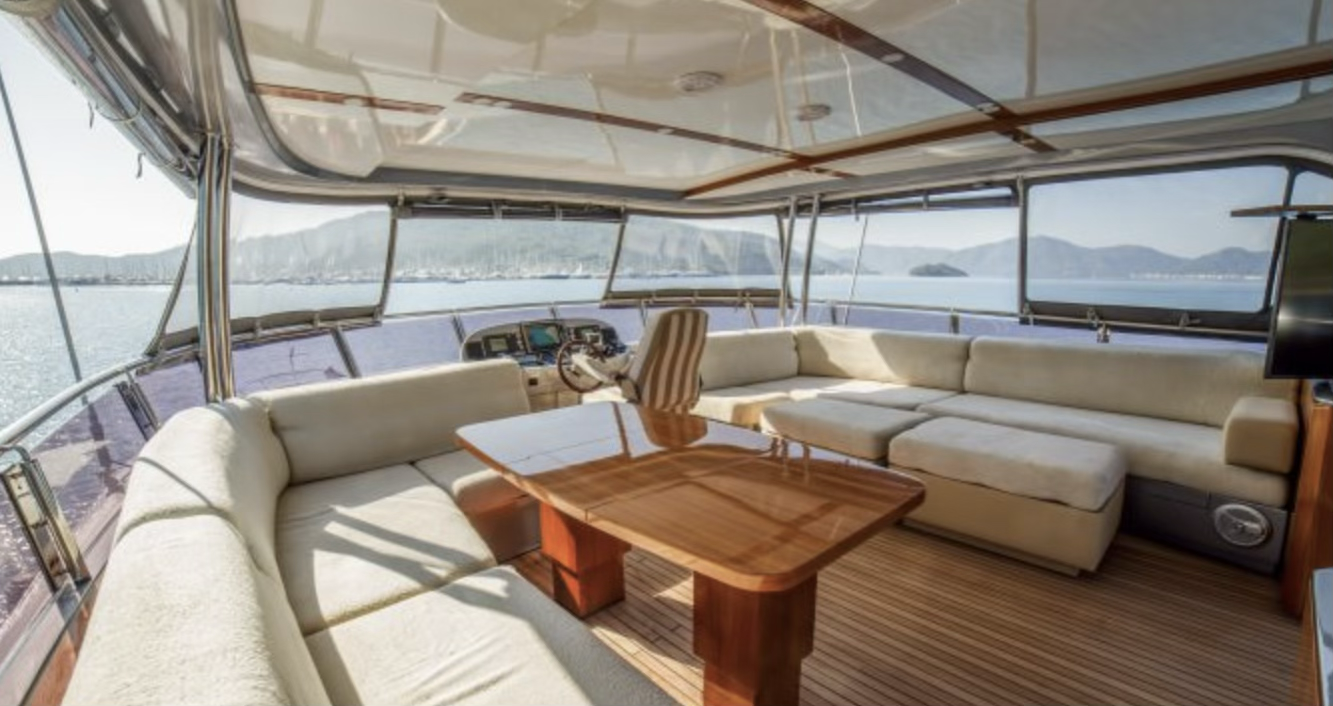 Yacht de luxe en navigation